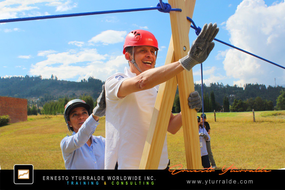 Experiencia de Team Building empresarial fortaleciendo la colaboración, la confianza y la integración de equipos