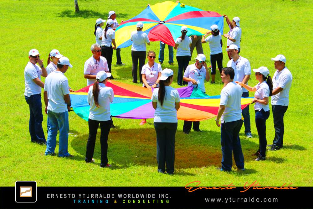 Jornada de Team Building empresarial fortaleciendo la integración, la confianza y la colaboración entre equipos de trabajo