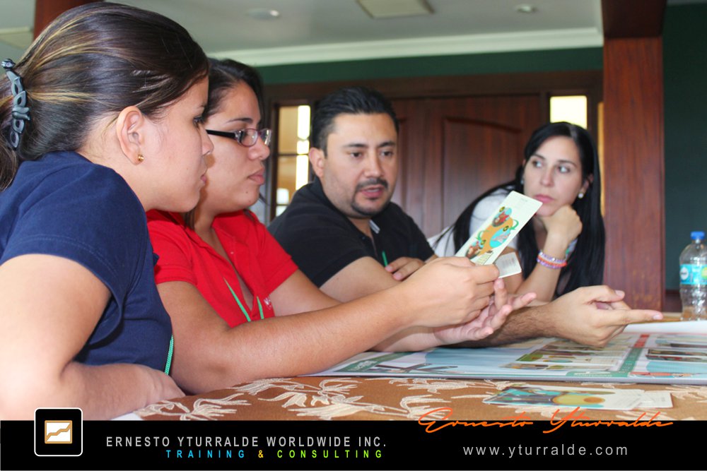 Team Building corporativo fortaleciendo la cohesión y la confianza entre equipos de trabajo